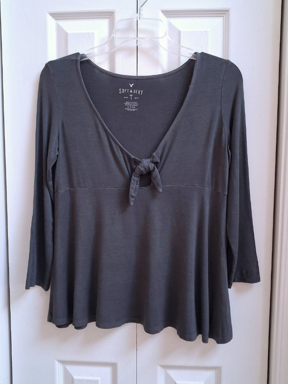 NWT AMERICAN EAGLE Soft & Sexy Dark Gray Tie Front Top sz S